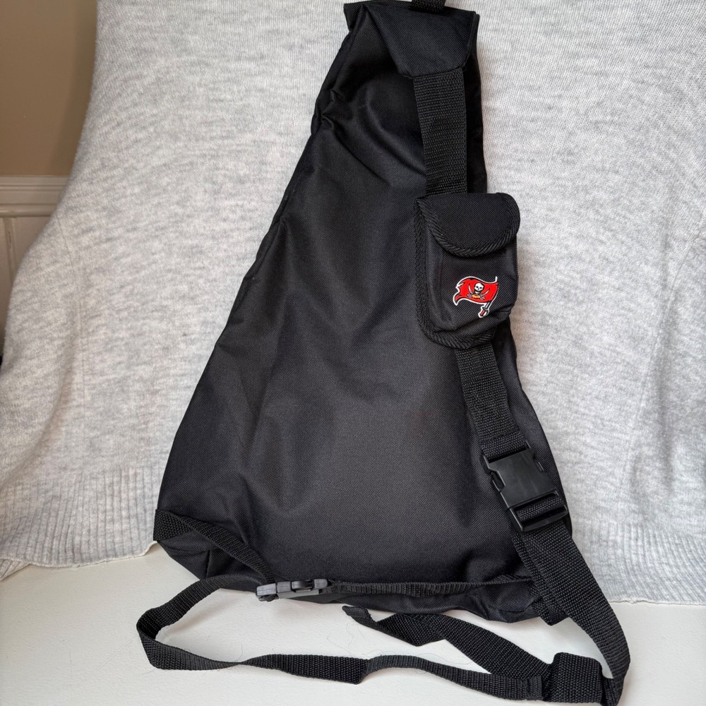 Tampa Bay Buccaneers 30 Seasons Dodge Sling Backpack Black Crossbody Bag 2005 - Picture 2 of 7